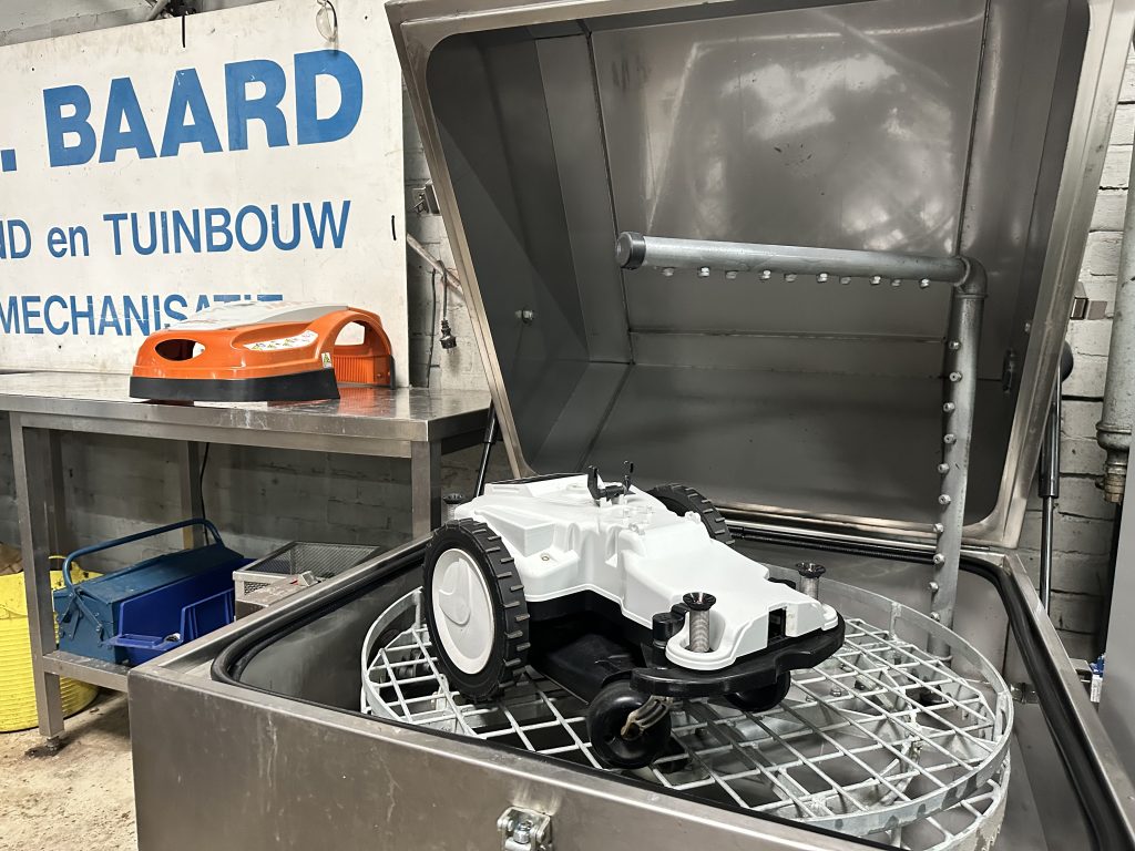 Robotmaaier in wasmachine